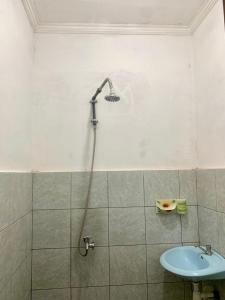 um chuveiro na casa de banho com um lavatório em Penginapan Sedap Malam em Lovina
