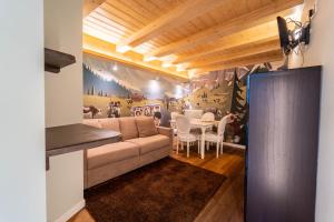 - un salon avec un canapé et une table dans l'établissement B&B Nonna Costantina, à Chiavenna