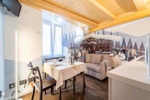 a kitchen and dining room with a table and chairs at B&B Nonna Costantina in Chiavenna