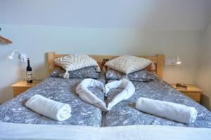 Dos toallas en forma de corazón en una cama en Szczytowisko, en Grywałd