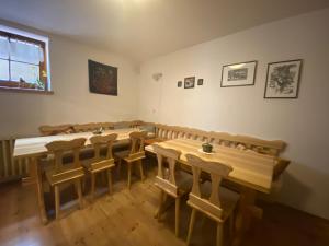 Reštaurácia alebo iné gastronomické zariadenie v ubytovaní Kuncówka