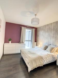 a bedroom with a large bed and a window at Grand Appart Renové centre ville Tram Paris 6pers in Épinay-sur-Seine
