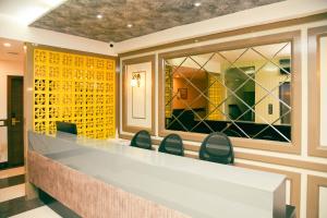 una sala de conferencias con mesa y sillas en Hotel Tirth by Sonu's, en Ujjain