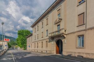 un edificio con balcone sul lato di una strada di Casa Viganò a Como