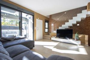 een woonkamer met een bank en een televisie bij Nuez Moscada ID167 in Villamartin