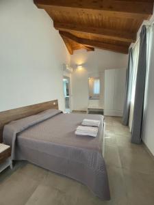 Un dormitorio con una cama grande en una habitación. en Tenuta La Torre, en Tropea