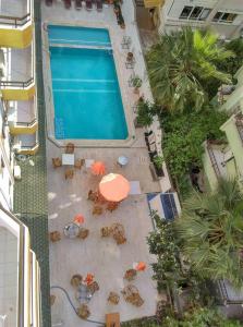 an overhead view of a pool with chairs and umbrellas at Alanya Luxury apart in Alanya