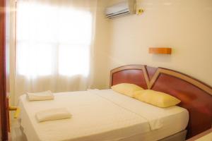 a bedroom with a bed with a wooden headboard and a window at Alanya Luxury apart in Alanya