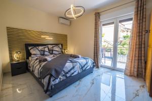 1 dormitorio con cama y ventana grande en Premium Relax Rooms, en Novi Vinodolski