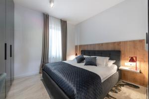 ein Schlafzimmer mit einem großen Bett und einer Holzwand in der Unterkunft Luxury Apartments Mazza - Veronica in Dubrovnik