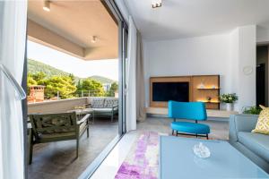 ein Wohnzimmer mit einem Sofa und einem Tisch in der Unterkunft Luxury Apartments Mazza - Veronica in Dubrovnik