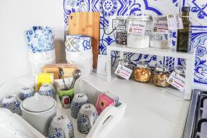 un bancone della cucina con ceramiche blu e bianche di Casal Sirio a San Mauro Cilento