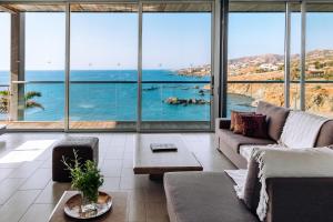 sala de estar con vistas al océano en Villa Aquamarine en Pomos