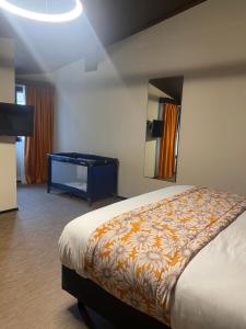 Schlafzimmer mit einem Bett, einer Kommode und einem Spiegel in der Unterkunft Kza Jura Swiss in Courtedoux