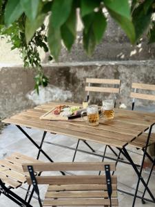 una mesa de picnic de madera con dos vasos de cerveza en Casa Rural Puebla Deluxe en Puebla de Alcocer