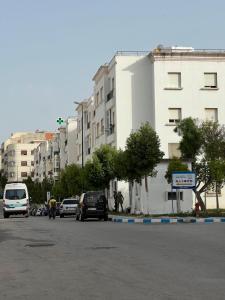 eine Straße mit Autos, die vor einem Gebäude geparkt sind in der Unterkunft Super appartement Tangier calme & propre in Tangier