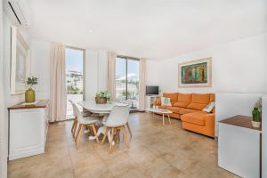 una sala de estar con una mesa y un sofá en Molins 6, en Cala de Sant Vicent