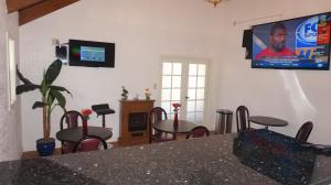 TV a/nebo společenská místnost v ubytování Eagle Crater Lake Inn