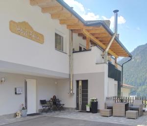 un edificio con un cartel que lee la bola de flujo en Haus Felix, en Pettneu am Arlberg