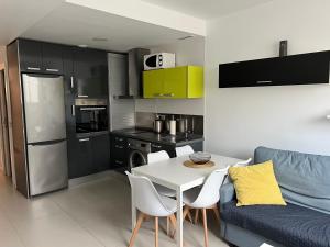 A kitchen or kitchenette at Beach Apartment Torrevieja