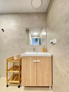 a bathroom with a sink and a mirror at Gáldar G.C.Frontón in Gáldar