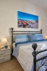Un pat sau paturi într-o cameră la Pufferfish Apartment with private terrace