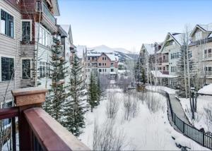 布雷肯里奇3 Bedroom Mountain Condo On Main Street - Walk To Lift, Onsite Pool, Luxury-Rated!的享有雪覆盖的城市和建筑的景色