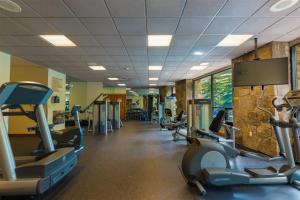 布雷肯里奇3 Bedroom Mountain Condo On Main Street - Walk To Lift, Onsite Pool, Luxury-Rated!的大楼内配备跑步机和有氧运动器材的健身房