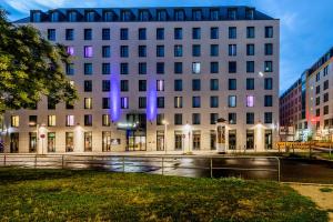 un edificio con luces púrpuras delante de él en Premier Inn Dresden City Zentrum, en Dresden
