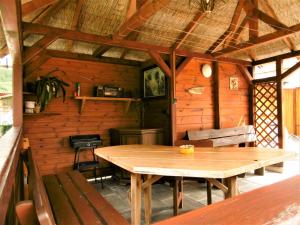 Habitación de madera con mesa y sillas de madera en Chata u hajného en Jindřichov