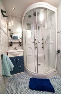baño con ducha y alfombra azul en Apartamento Granados en Granada