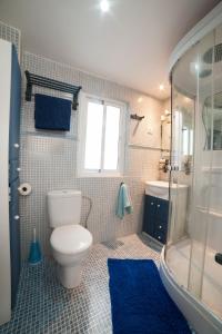 y baño con aseo, lavabo y ducha. en Apartamento Granados en Granada