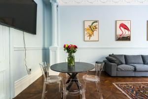 - un salon avec une table et un canapé dans l'établissement SouthKen Palace Suites, à Londres