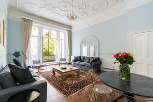 - un salon avec un canapé et une table dans l'établissement SouthKen Palace Suites, à Londres