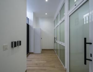 a hallway with glass doors and wooden floors at Apartamentos Mª Luisa de Dios Nº7 in Granada