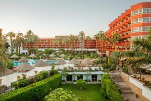 Bazén v ubytování Pyramisa Hotel Luxor nebo v jeho okolí