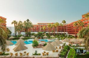 Bazén v ubytování Pyramisa Hotel Luxor nebo v jeho okolí