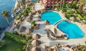 Bazén v ubytování Pyramisa Hotel Luxor nebo v jeho okolí