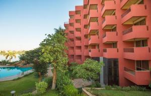 Bazén v ubytování Pyramisa Hotel Luxor nebo v jeho okolí