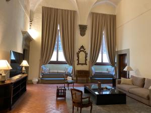 sala de estar con sofá y mesa en Palazzo Roselli Cecconi Apartments en Florencia