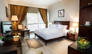 Postel nebo postele na pokoji v ubytování Pyramisa Hotel Luxor