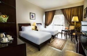 Postel nebo postele na pokoji v ubytování Pyramisa Hotel Luxor
