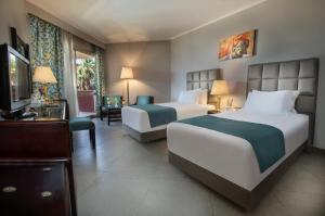Postel nebo postele na pokoji v ubytování Pyramisa Hotel Luxor