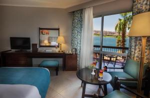 TV a/nebo společenská místnost v ubytování Pyramisa Hotel Luxor