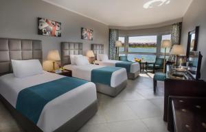 Postel nebo postele na pokoji v ubytování Pyramisa Hotel Luxor