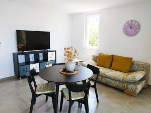 科米扎的住宿－M&D appartments，客厅配有桌子和沙发