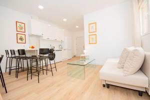 - un salon avec un canapé blanc et une table dans l'établissement For You Rentals Cozy and charming 3-bedroom apartment in Madrid ASR18, à Madrid