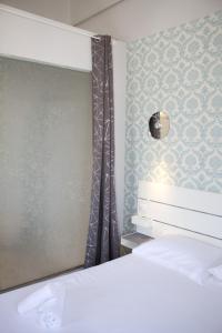 ein Schlafzimmer mit einem Bett, einem Vorhang und einem Fenster in der Unterkunft IL MERCATO CENTRALE B and B in Florenz