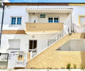 ein weißes Haus mit einer Treppe davor in der Unterkunft Casa Cabo Avelar T4 - Mer in Peniche