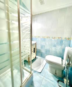 ein Badezimmer mit Toilette und Glasdusche in der Unterkunft Casa Cabo Avelar T4 - Mer in Peniche